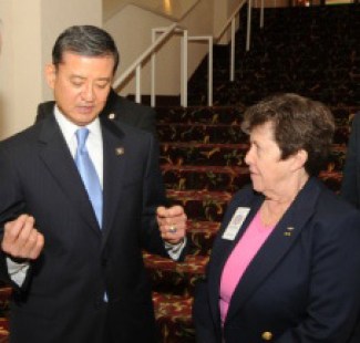 Connecticut's Linda Schwartz, right, with Eric Shinseki, the former head of the Department of Veterans Affairs.