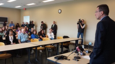 Gov. Dannel P. Malloy talks to state employees at the state Department of Public Health laboratory where tests for the Zika virus will be done.