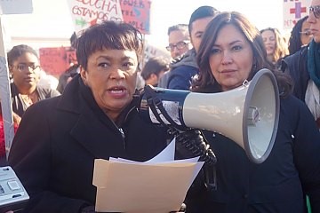 Harp affirming New Haven’s pro-immigrant policies at a January rally against planned federal raids.