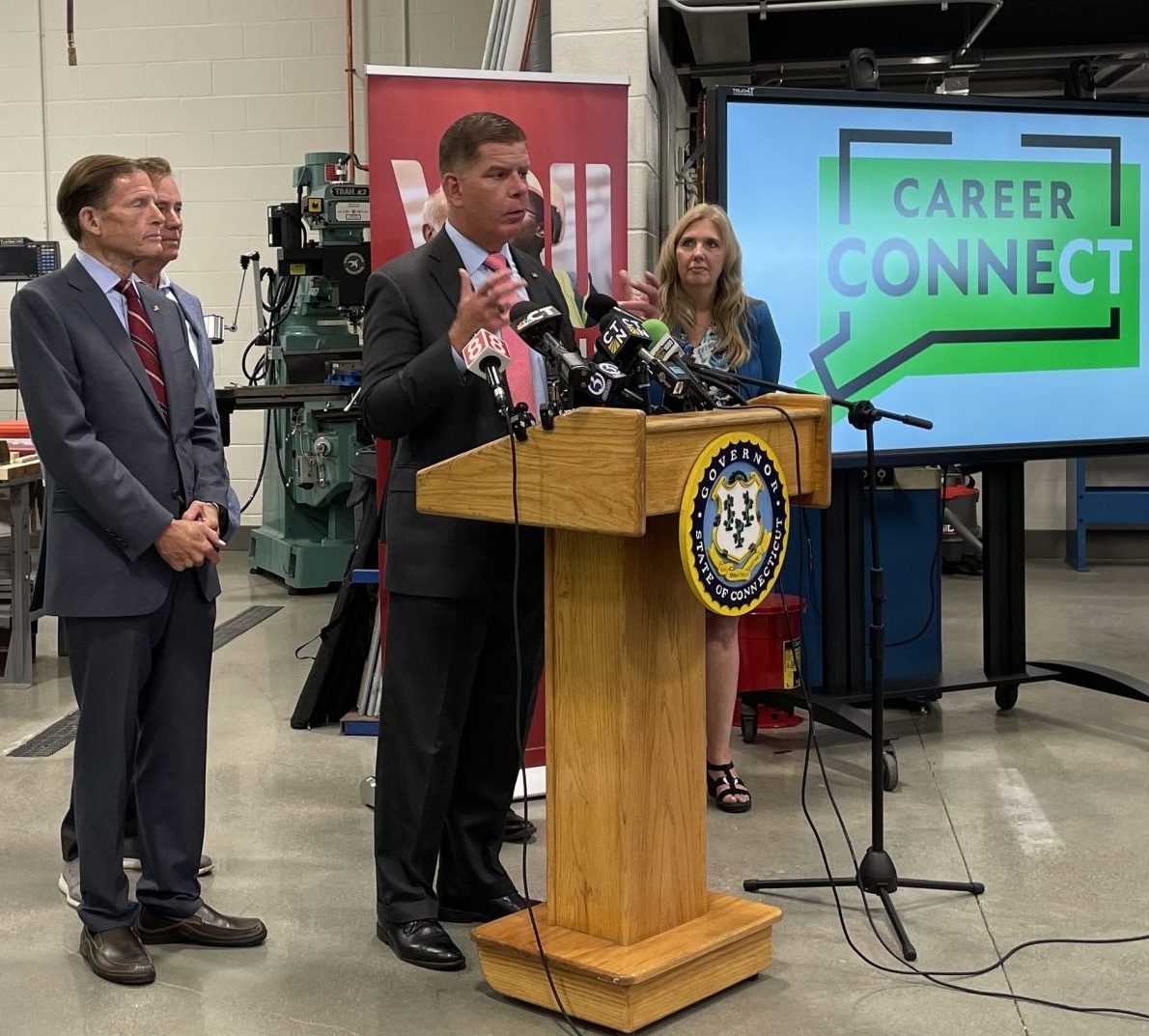 El secretario de Trabajo de EE. UU., Marty Walsh, habla sobre la capacitación laboral calificada en la escuela secundaria técnica Ella T. Grasso en Groton el 16 de agosto de 2022.