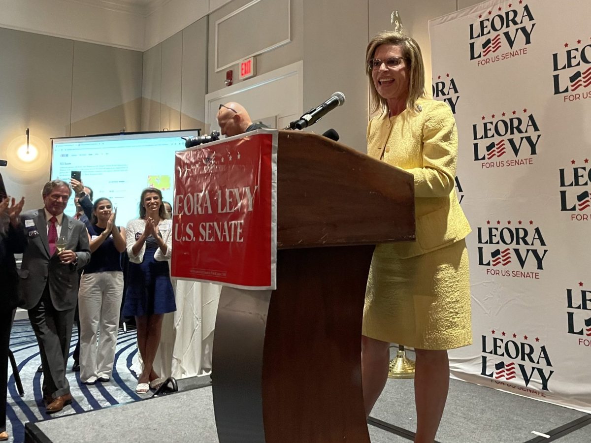 Leora Levy recibe una llamada del expresidente Donald Trump en su fiesta de la victoria.
