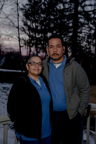 Myriam Nevarez, izquierda, y José Rodríguez trabajaron empleados de limpieza en UConn durante la pandemia. Rodríguez limpió las salas de Covid de pacientes hospitalizados, mientras que Nevarez desinfectó la entrada de muchas otras áreas. Pero cuando toda su familia tuvo que permanecer en cuarentena en casa, durante tres semanas después de que Rodríguez dio positivo por segunda vez, la pareja no recibió ningún pago.