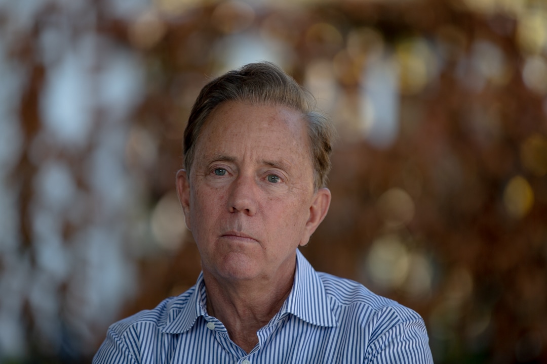 El Gobernador Ned Lamont en su residencia de Hartford.