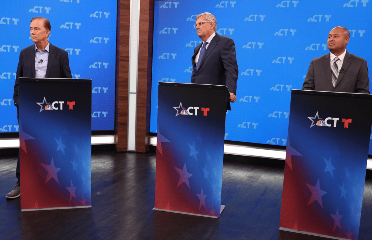 El gobernador Ned Lamont, Bob Stefanowski y Rob Hotaling en el estudio de la NBC Connecticut en West Hartford.