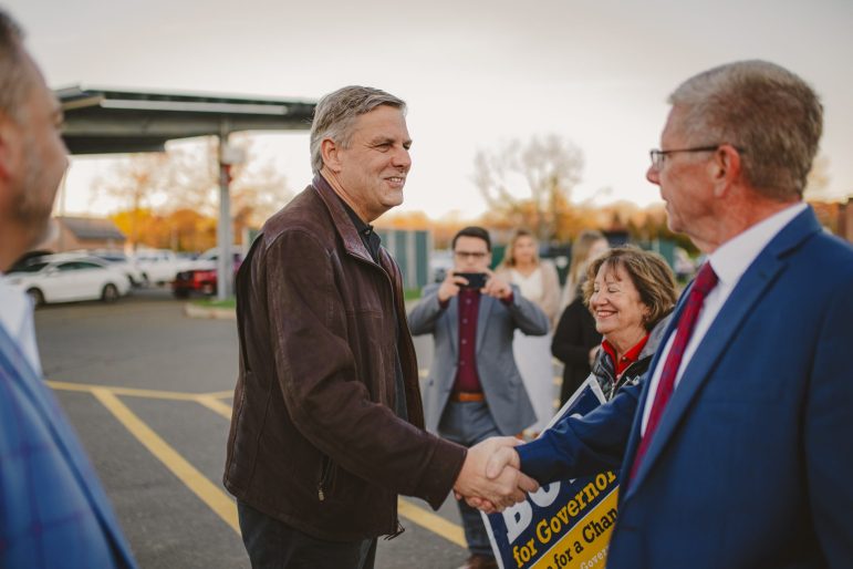Dos hombres se dan la mano afuera