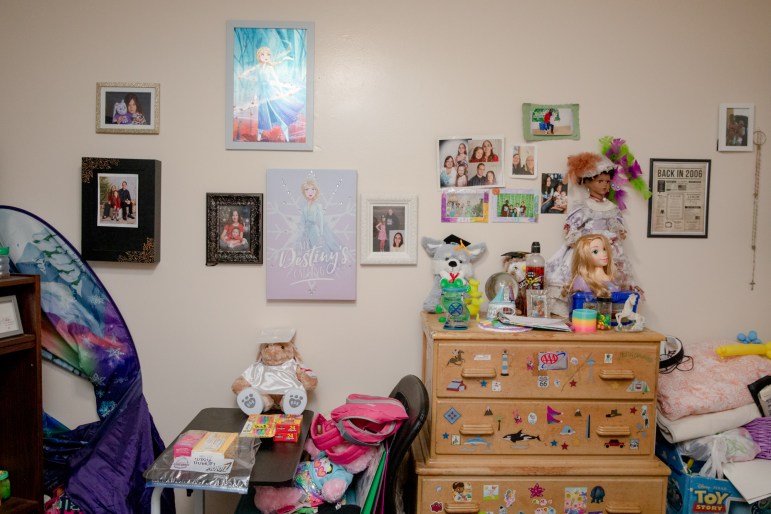 hogar. La habitación de Loryann antes de mudarse está decorada con fotos de su familia y amigos.