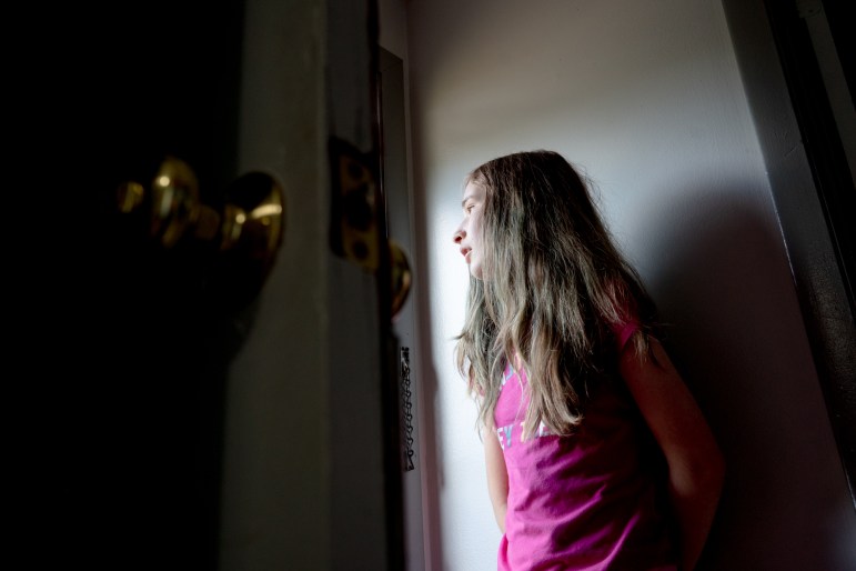 Loryann observa a los vecinos y amigos que vinieron a ayudar a la familia a mudarse. “Es por esto que no me gusta mudarme. Son muchas cosas que suceden en un solo día. Es uno de esos días locos”, dijo Loryann.