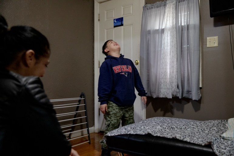 Un niño se ríe con su madre.