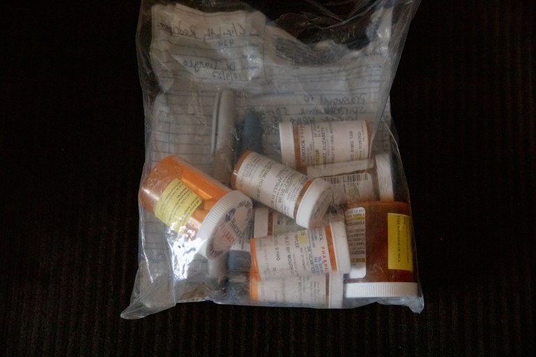 Una bolsa de plástico llena de medicamentos.