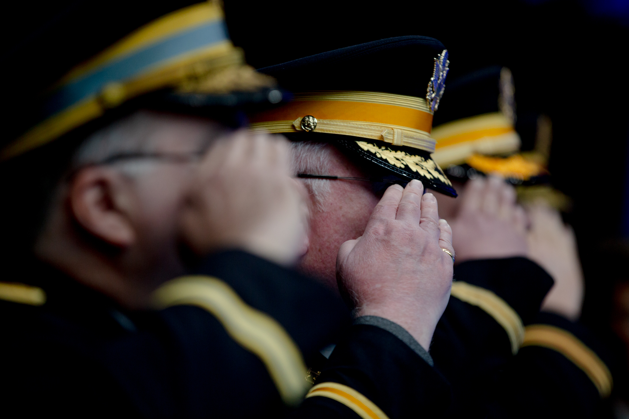 Saludo de los veteranos mientras suena el Himno Nacional.