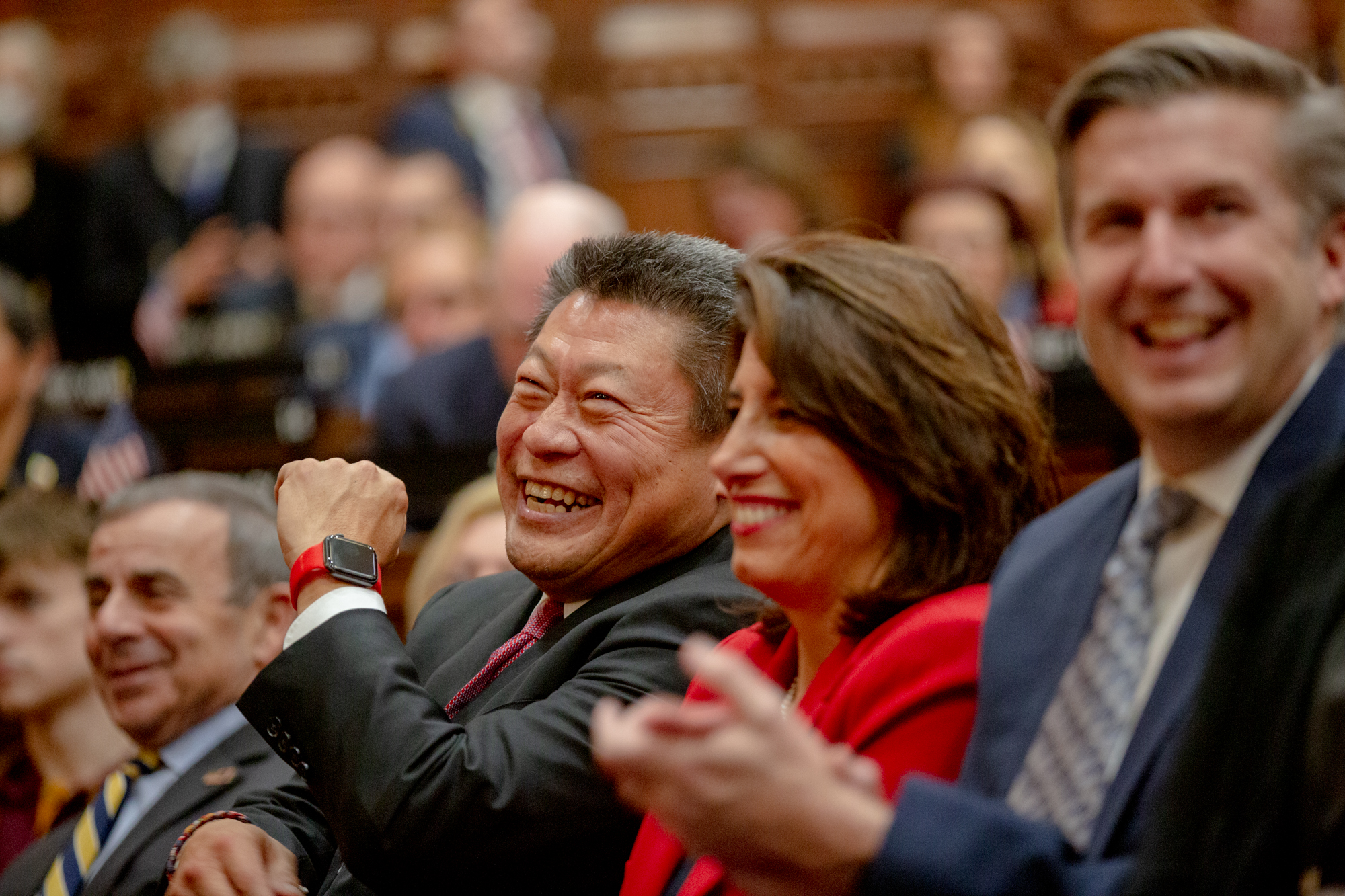 El Senador Tony Hwang, R-Fairfield, se ríe durante el discurso del Gobernador Ned Lamont.
