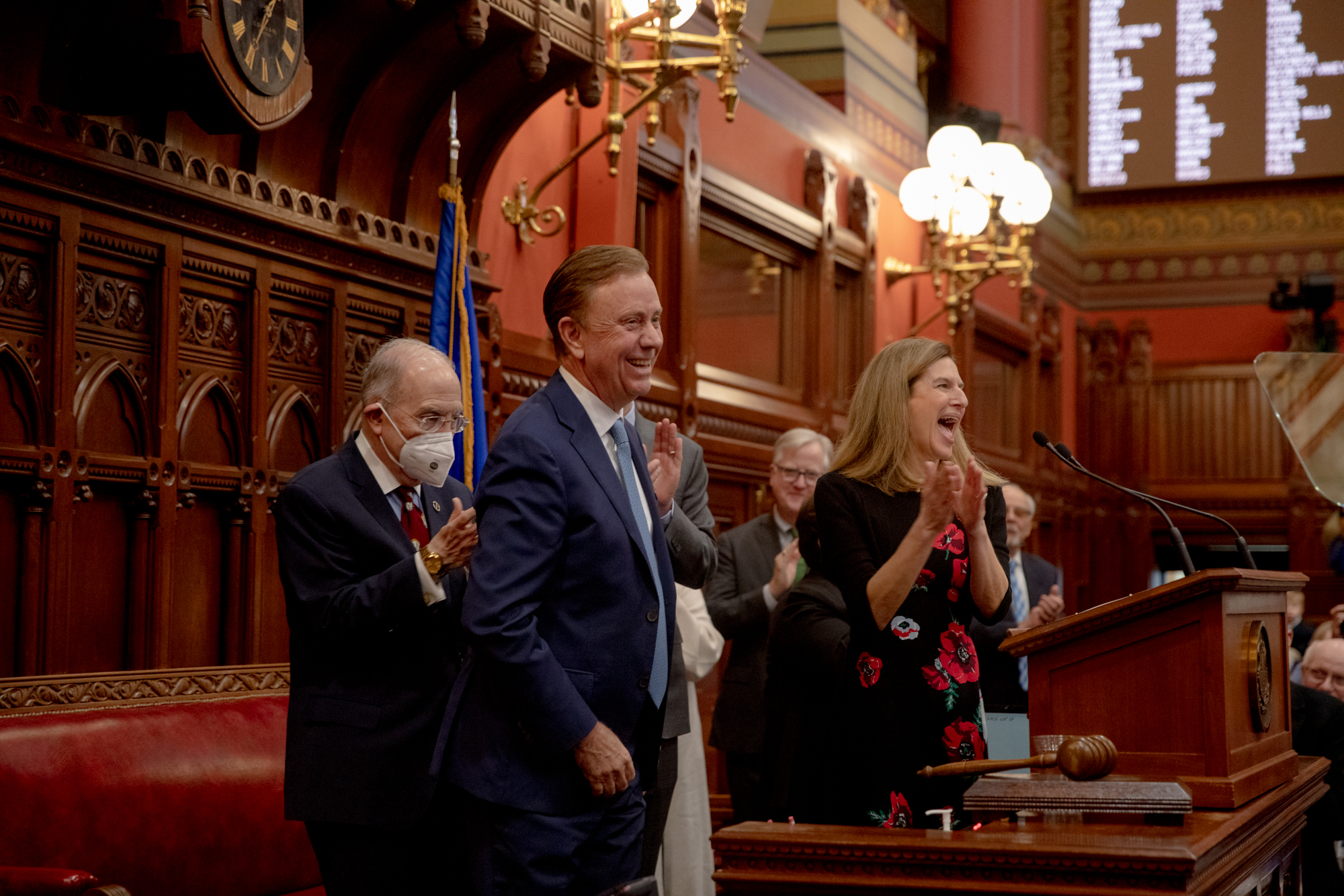 El Gobernador Ned Lamont se ríe mientras la gente en la Cámara de Representantes canta “Feliz cumpleaños” por su cumpleaños número 69, que fue el día anterior a la ceremonia de inauguración el 4 de enero de 2023.