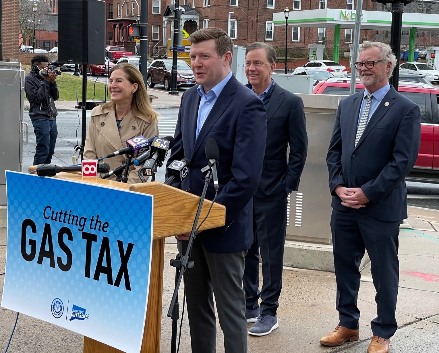 El representante Sean Scanlon compartió micrófono con el gobernador Ned Lamont el día de abril en que se suspendió el impuesto sobre la gasolina.