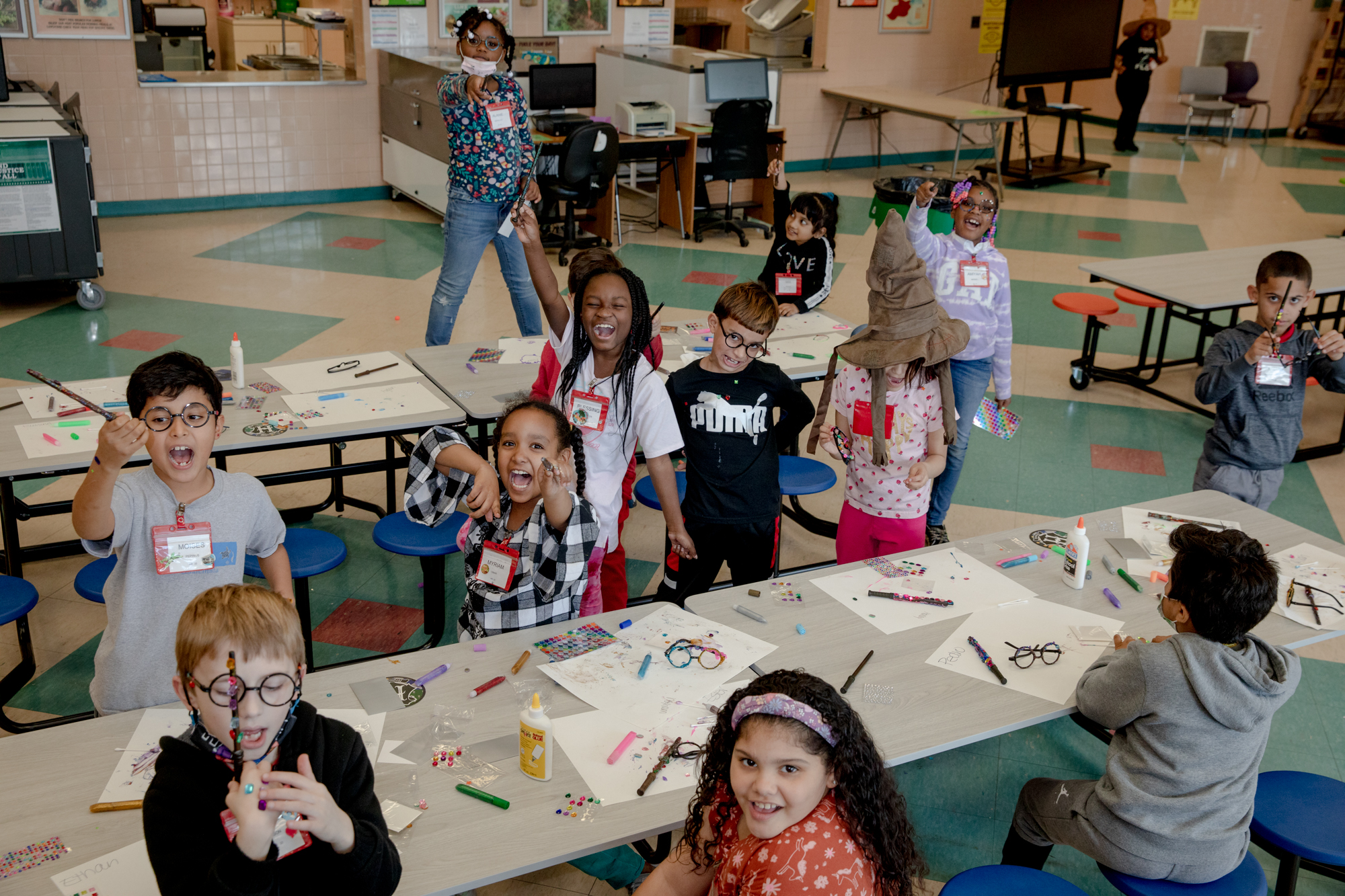 Estudiantes de Segundo Grado decoraron una varita mágica y anteojos de Harry Potter como premio por la alta tasa de asistencia en la Escuela Primaria Smith, en New Britain. En un esfuerzo por ayudar a los estudiantes a participar en las actividades escolares y aumentar la tasa de asistencia, el enlace familiar y escolar, Emil Sirois tuvo la idea de brindar una actividad divertida con el tema de Harry Potter a una clase con la tasa de asistencia más alta cada mes.