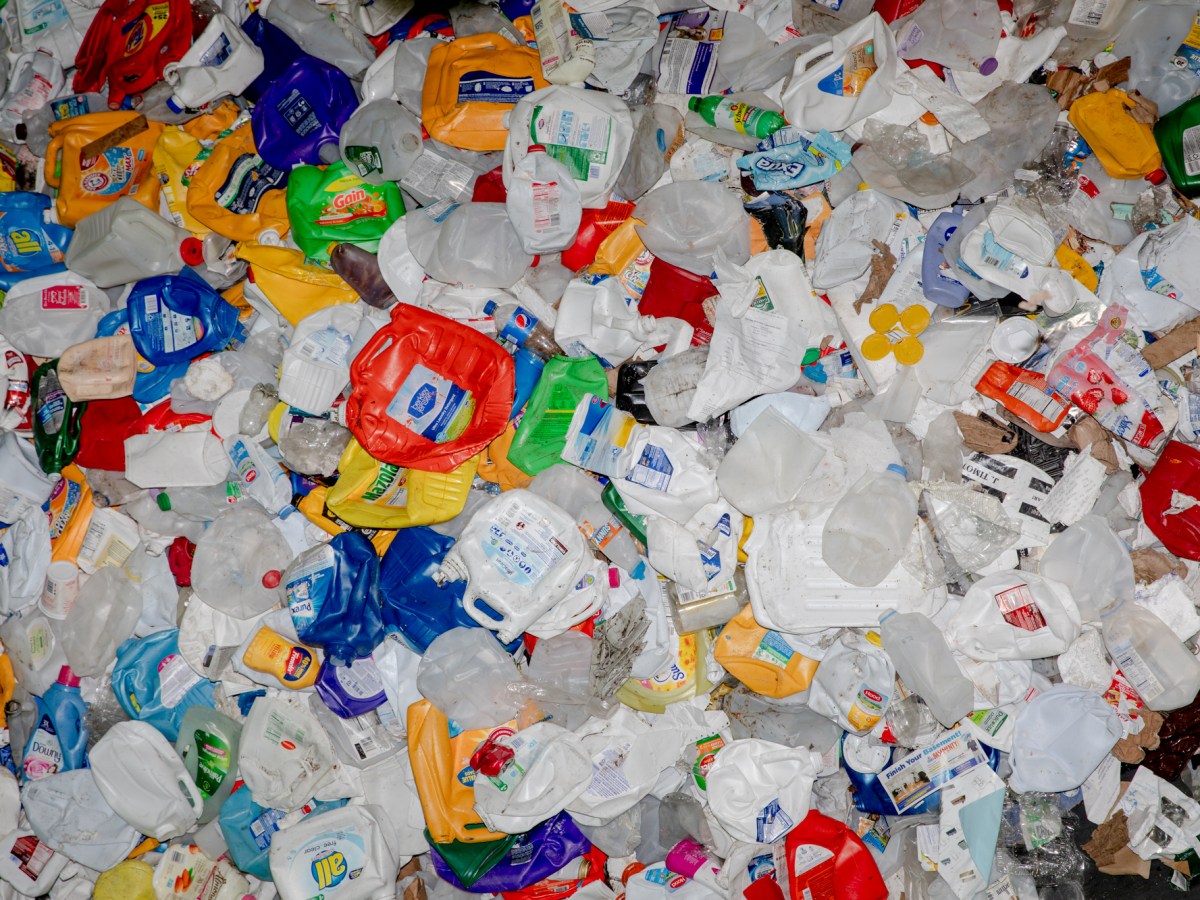 Polietileno de alta densidad (HDPE), uno de los plásticos con un alto valor de reventa.