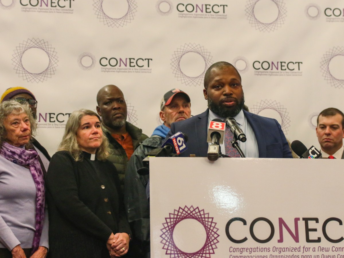 Los partidarios de la “Ley de borrón y cuenta nueva” de Connecticut se reunieron para una conferencia de prensa, el miércoles 7 de diciembre de 2022, en la Iglesia Bautista Comunitaria de New Haven.