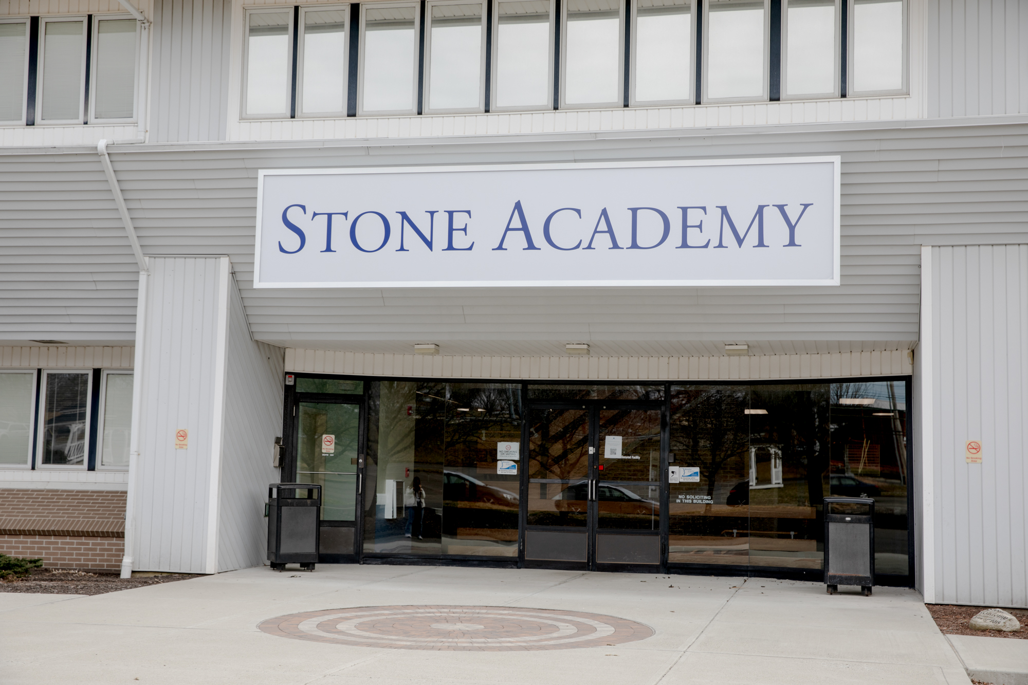Un edificio cerrado de Stone Academy en West Haven. Después de que la escuela de enfermería cerrara abruptamente el 15 de febrero, los planes educativos de cientos de estudiantes quedaron en el limbo. El Fiscal General, William Tong inició una investigación sobre posibles violaciones de la Ley de Prácticas Comerciales Desleales de Connecticut por parte de la organización con fines de lucro en febrero.