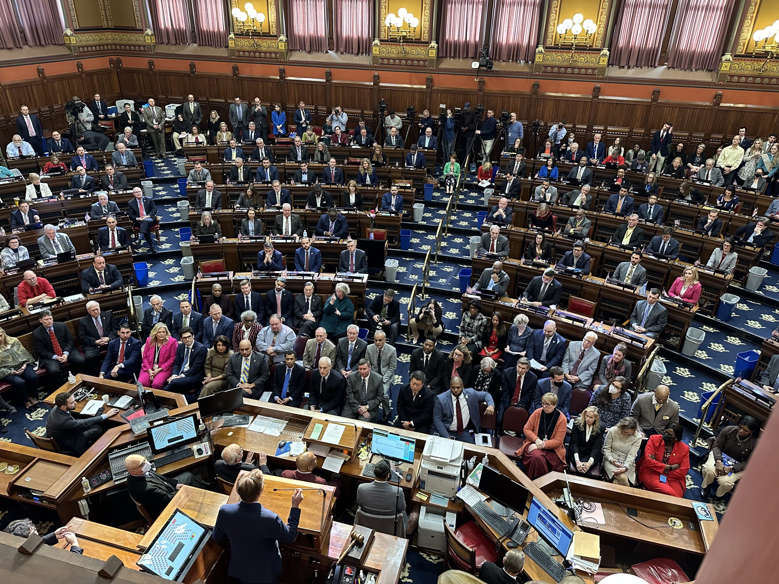 Un hombre se dirige a una audiencia en un auditorio.