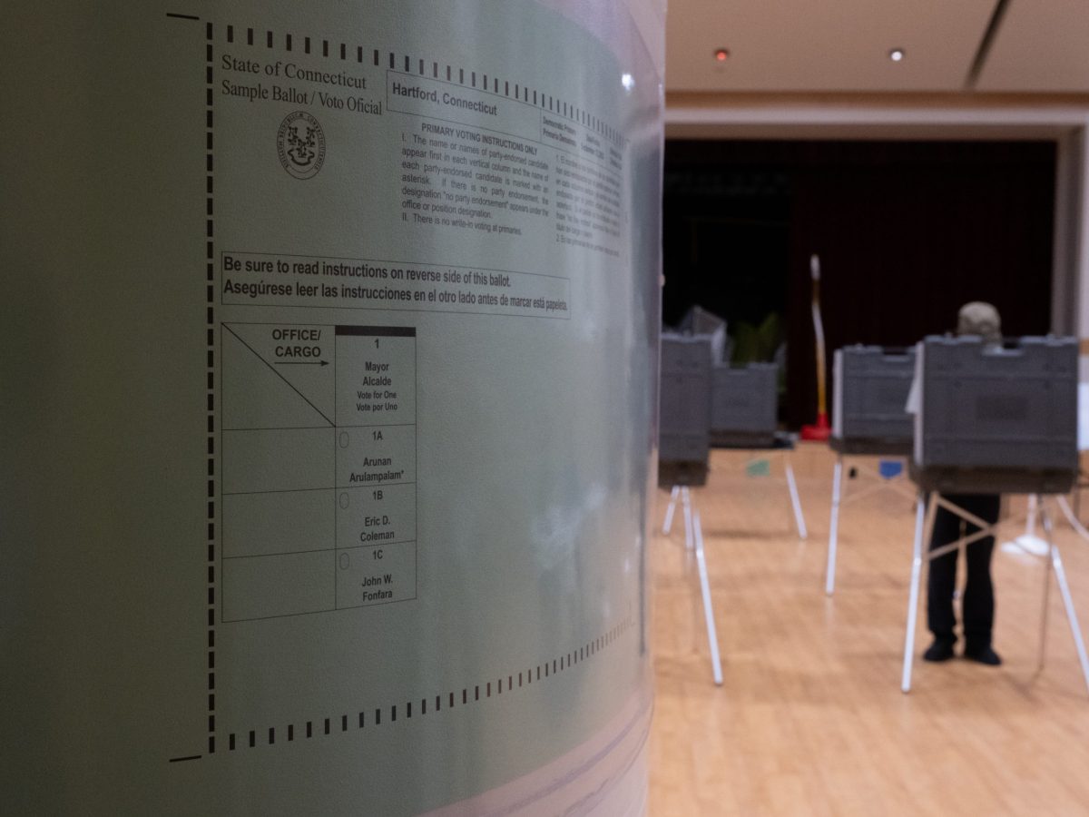 Un residente de Hartford vota en la Escuela Magnet de Ciencias Ambientales durante las elecciones primarias.