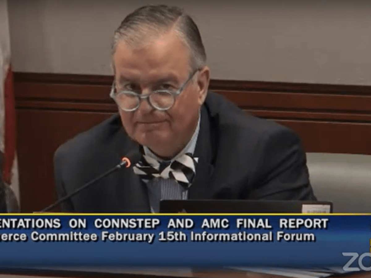 Rep. Stephen Meskers leading a Commerce Committee meeting.