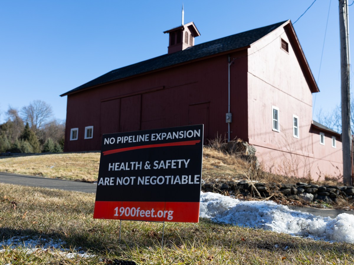 Advocates ramp up pressure on Lamont to reject pipelines, citing economic data