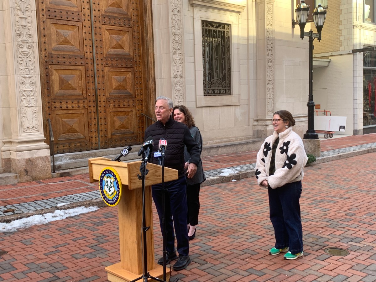 CT minimum wage rises to $16.94. Gov. Lamont celebrates impact