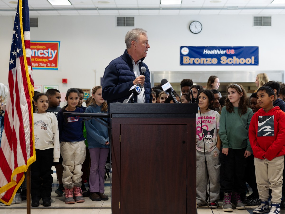 Lamont kicks off universal breakfast push at West Hartford school