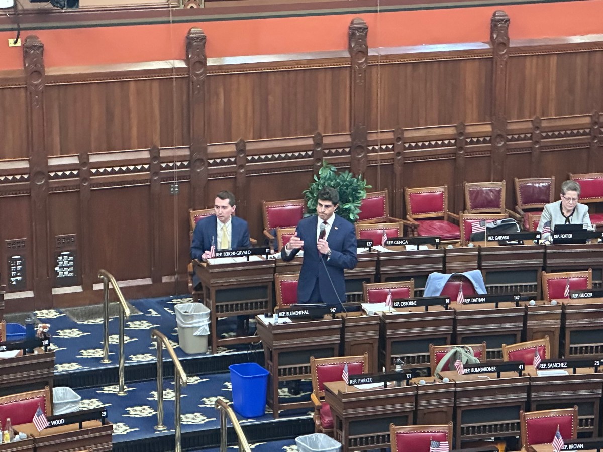 On second try, absentee voting bill glides to passage in CT House