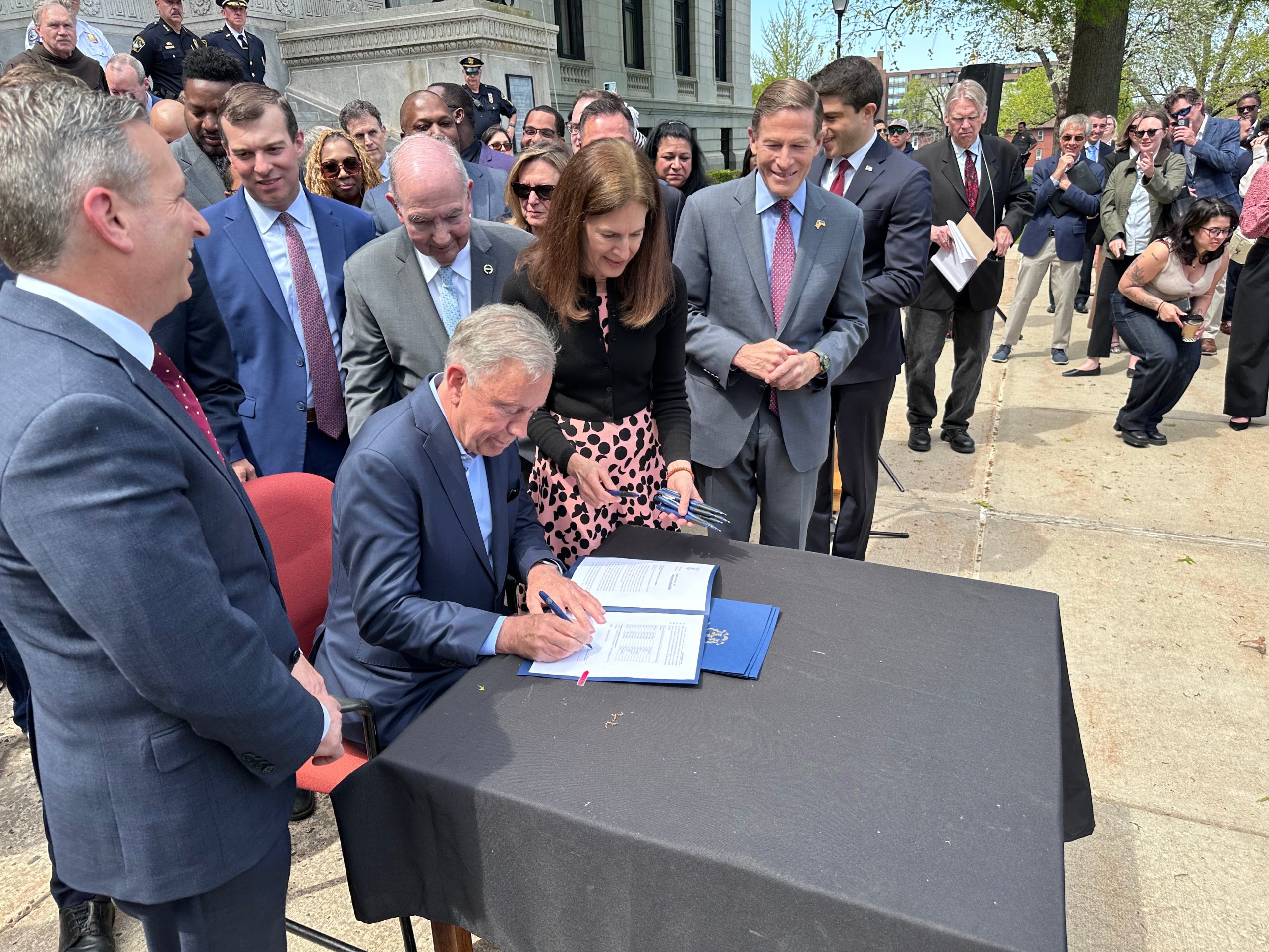 Lamont signs ICE law on courthouse steps, defying Trump administration