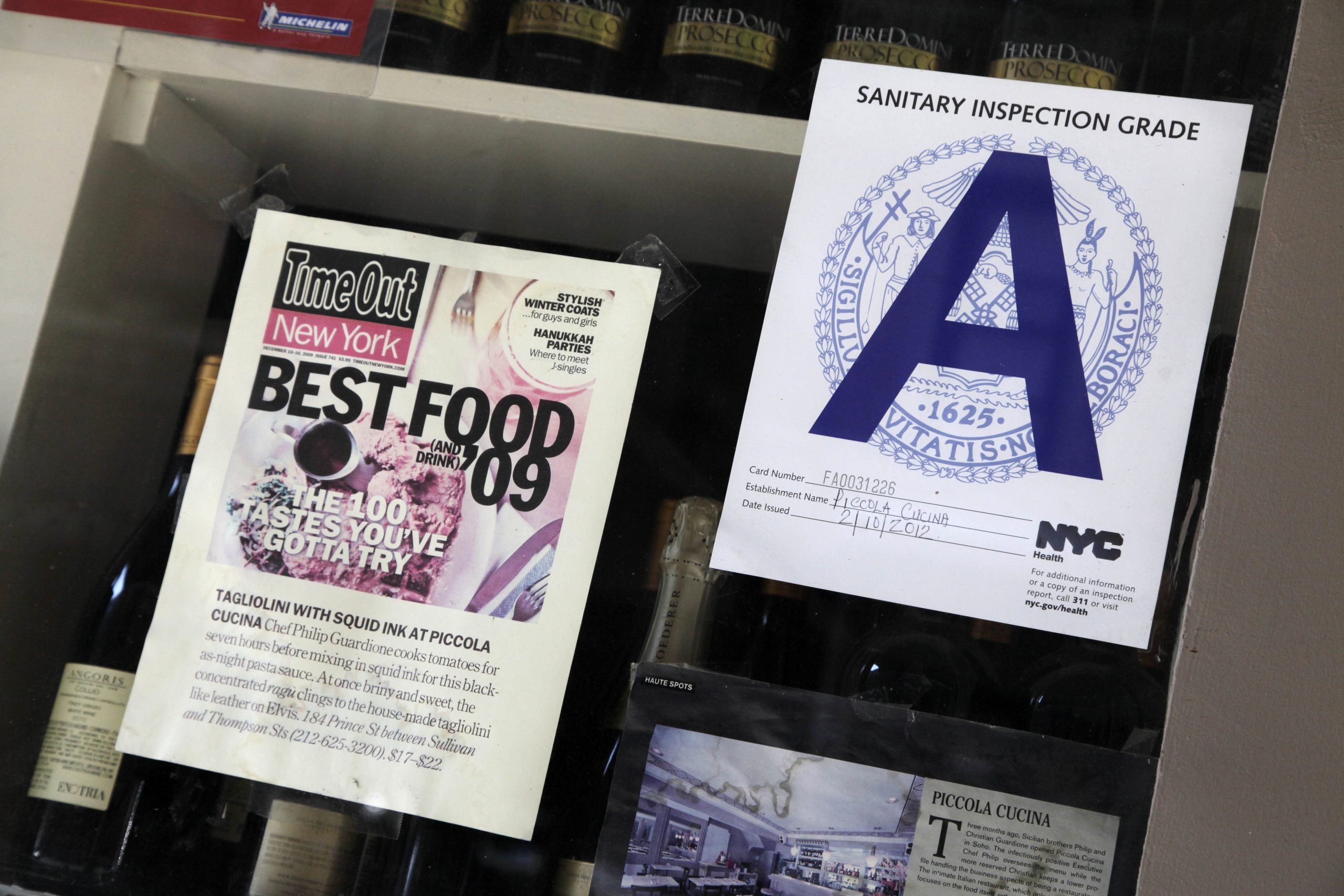 Does CT require restaurants to publicly display inspection scores?