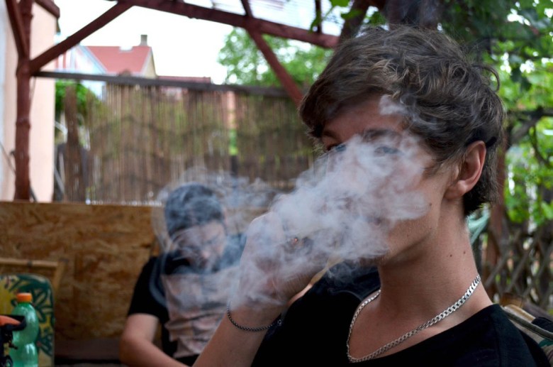 weed vs tobacco reddit Whether it's smoking or edibles, marijuana is bad for your heart Smoking cannabis doesn't carry the