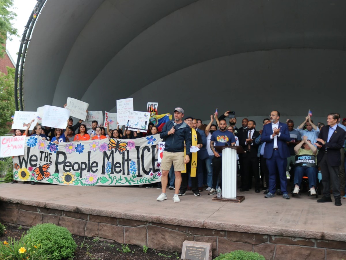 Murphy seeks to bar ICE enforcement at playgrounds, bus stops